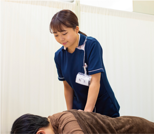 柔道整復師が患者に施術を行っている様子
