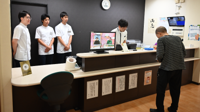 学生が受付対応の実習を行っている様子