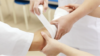 学生が腕に包帯を巻く練習をしている様子