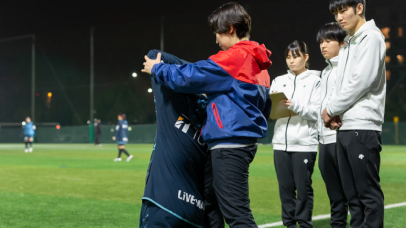 トレーナーが選手の脚をチェックしている様子
