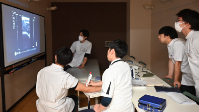学生が超音波画像を見ながら検討している様子