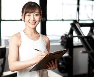トレーナーが笑顔で記録を取っている様子